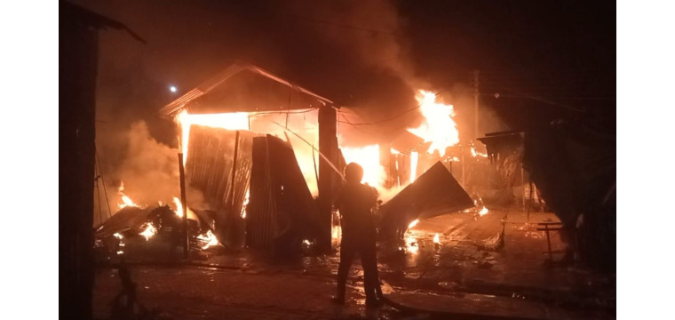 শিবগঞ্জে আগুন পুড়ল ৮ দোকান ও ৩ ঘর, দেড় কোটি টাকার ক্ষতি