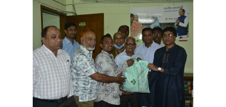 ইফতার পার্টি না করে কর্মচারীদের ঈদ উপহার দিল রাজশাহী শিক্ষা বোর্ড
