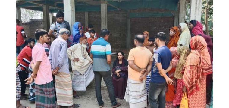 বিয়ের দাবিতে প্রেমিকের বাড়িতে যুবতীর অনশন