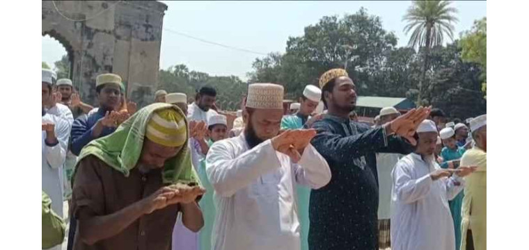 চাঁপাইনবাবগঞ্জ সোনামসজিদে বৃষ্টির জন্য ইস্তিসকার নামাজ আদায়