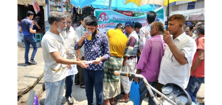 পথচারীদের স্যালাইন ও সরবত খাওয়াচ্ছেন যুবলীগ নেতা রুবেল