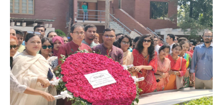 এসএমএমইউতে বঙ্গবন্ধুর সমাধিতে উপ-উপাচার্য অধ্যাপক ডা. আতিকুরের শ্রদ্ধা 
