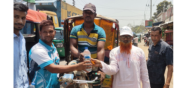 চাঁপাইনবাবগঞ্জে এরফান গ্রুপের উদ্যোগে পানি ও খাবার স্যালাইন বিতরণ