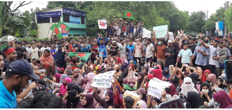 চাঁপাইনবাবগঞ্জে মহাসড়ক অবরোধ, স্লোগানে উত্তাল রাজপথ