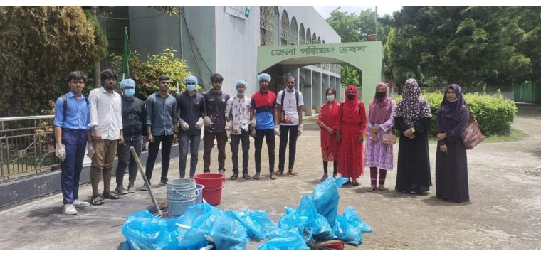 চাঁপাইনবাবগঞ্জে ট্রাফিক ও পরিষ্কার পরিচ্ছন্নতা কার্যক্রম চালিয়েছে বৈষম্য বিরোধী আন্দোলনের শিক্ষার্থীরা