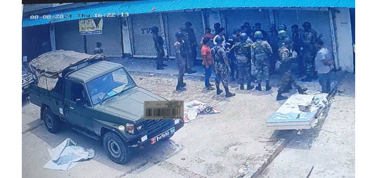 চাঁপাইনবাবগঞ্জে বোমা ও দেশীয় অস্ত্র নিয়ে মোটরসাইকেল শো-রুমে হামলা-ভাংচুর