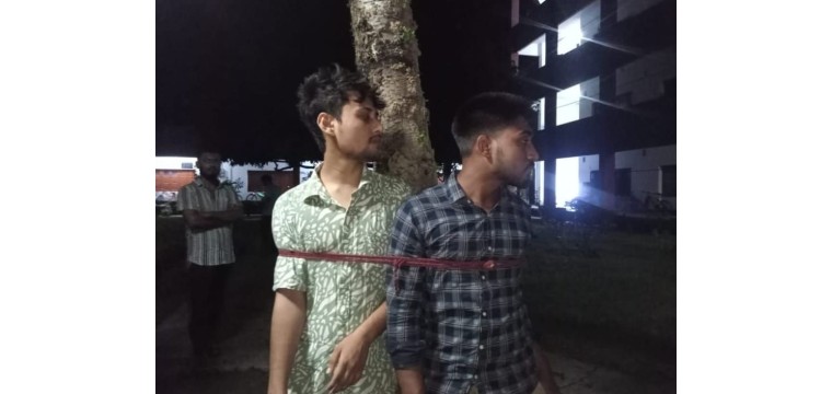 অস্ত্রভর্তি ট্রাংক সরানোর অভিযোগে রাবির দুই ছাত্রলীগ কর্মীকে পুলিশে সোপর্দ 