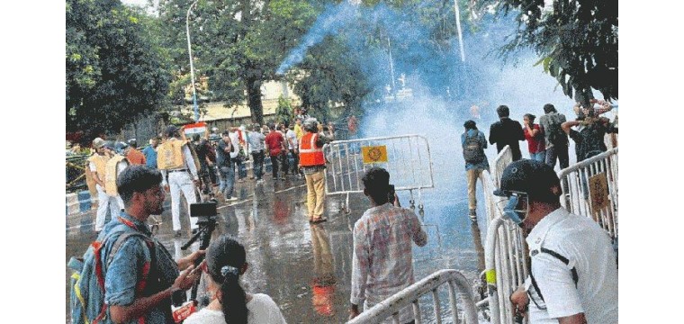 ভারতের পশ্চিমবঙ্গে মমতার পদত্যাগের দাবিতে সংঘর্ষ