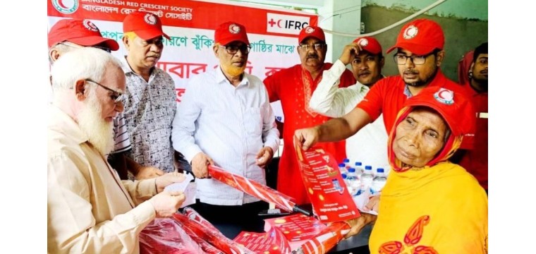 চাঁপাইনবাবগঞ্জে রেড ক্রিসেন্টের ছাতা, ক্যাপ, বিশুদ্ধ পানি বিতরণ