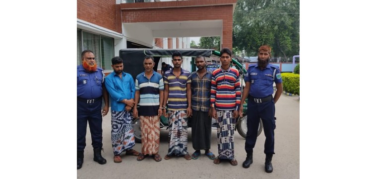 চাঁপাইনবাবগঞ্জে আন্তঃজেলা চোর চক্রের ৫ সদস্য কে গ্রেপ্তার করেছে পুলিশ