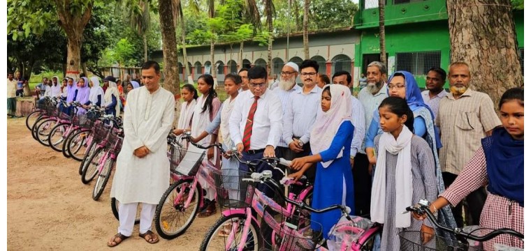 চাঁপাইনবাবগঞ্জে ক্ষুদ্র নৃ-গোষ্ঠী শিক্ষার্থীদের মাঝে শিক্ষা বৃত্তি ও বাইসাইকেল বিতরণ