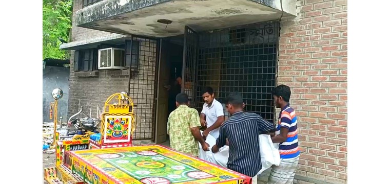 চাঁপাইনবাবগঞ্জে ছেলের মোটরসাইকেল থেকে ছিটকে পড়ে মায়ের মৃত্যু