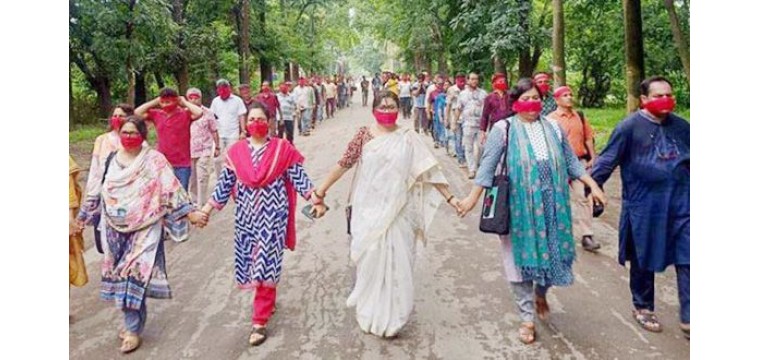 জাবি শিক্ষকদের রাষ্ট্রীয় শোক প্রত্যাখ্যান করে মুখে লাল কাপড় বেঁধে মৌন মিছিল