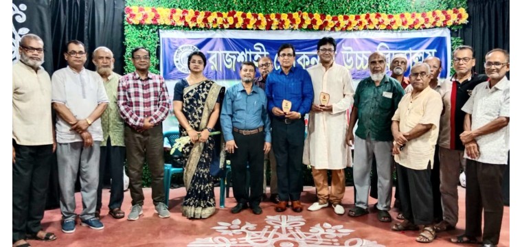 গুণীবন্ধু সম্মাননা  দিলেন লোকনাথ বিদ্যালয়ের '৭৭ ব্যাচ