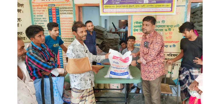 মান্দায় ভিজিএফের চাল বিতরণ