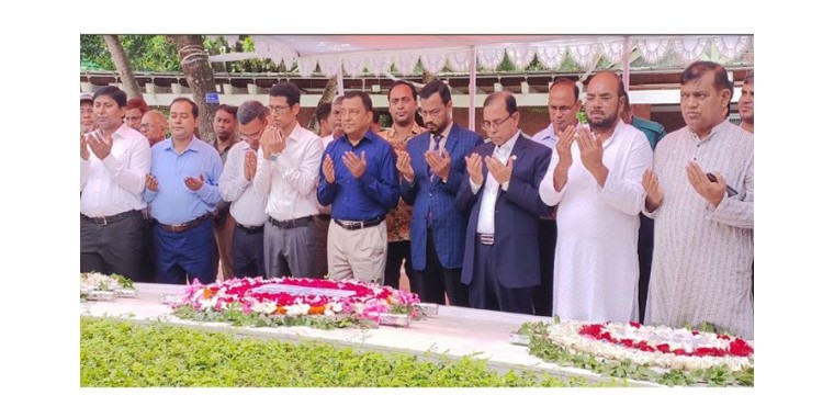 বঙ্গবন্ধুর সমাধিতে পার্বত্য চট্টগ্রাম বিষয়ক মন্ত্রণালয়ের সচিবের শ্রদ্ধা