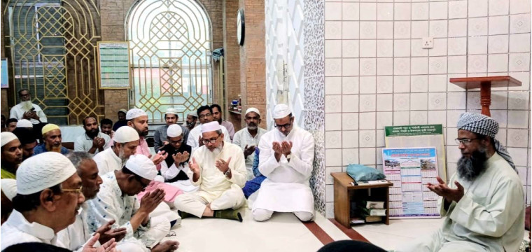 ডাবলু সরকারের আয়োজনে মসজিদে দোয়া ও মিলাদ মাহফিল অনুষ্ঠিত