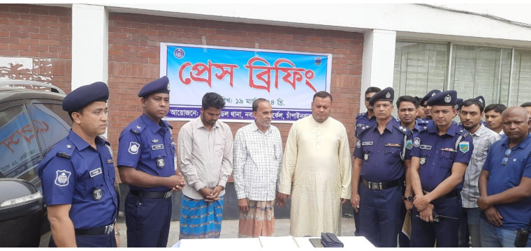 চাঁপাইনবাবগঞ্জের বিশ্বরোড মোড় হতে অপহরণ আটক-৩ 