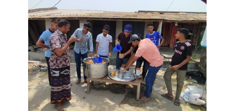 তীব্র খরায় পথচারীদের মাঝে শরবত বিতরণ 