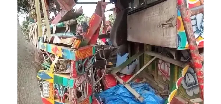 গোমস্তাপুরে ট্রাক-ভটভটির মুখোমুখি সংঘর্ষ, নিহত ১