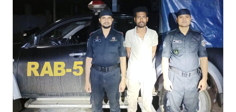 চাঁপাইনবাবগঞ্জের গোমস্তাপুরে ৩৩৫ বোতল ফেনসিডিল উদ্ধার আটক-১