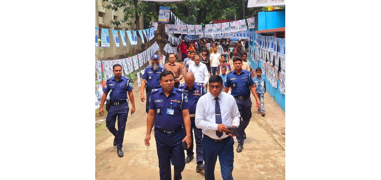 শিবগঞ্জের বিভিন্ন ভোটকেন্দ্র পরিদর্শনে ডিসি গালিভ খাঁন