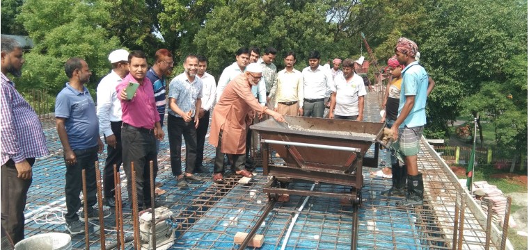 কালেক্টরেট ইংলিশ স্কুলের দ্বিতল ভবনের ছাদ ঢালাইয়ের উদ্বোধন