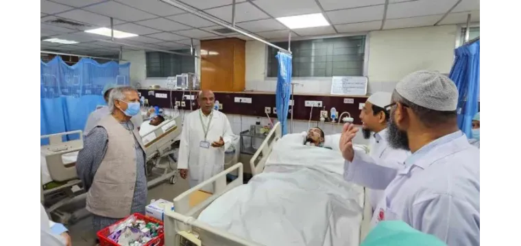 আন্দোলনে আহতদের দেখতে নিউরোসায়েন্সেস হাসপাতালে ড. ইউনূস