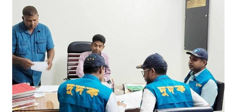 গোমস্তাপুর উপজেলা স্বাস্থ্য কমপ্লেক্সে দুদকের অভিযান