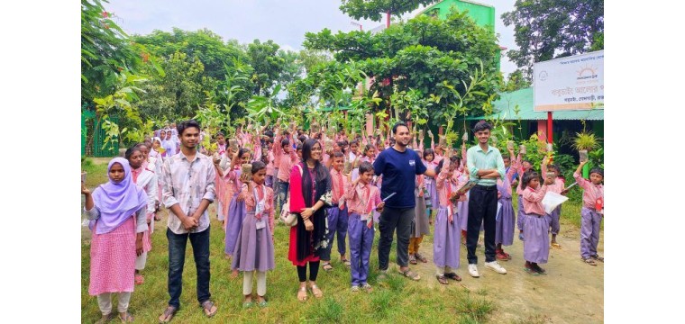 বাবুডাইংয়ে শিক্ষার্থীদের মধ্যে গাছের চারা বিতরণ