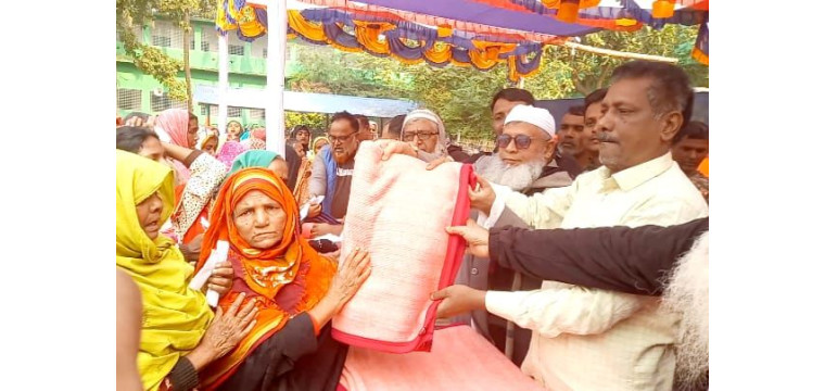 গোমস্তাপুরে নিউ রফিক অটো রাইস মিলের উদ্যোগে শীতার্তদের মাঝে কমল বিতরণ 