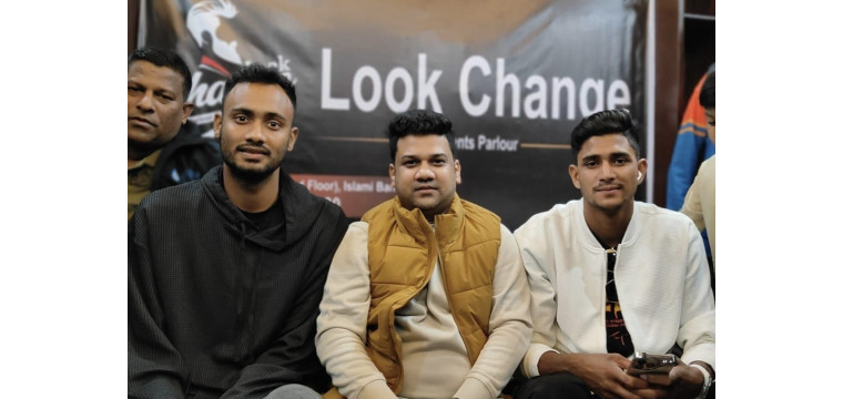 জাতীয় ক্রিকেট দলের নাহিদ রানা ও শরিফুল ইসলাম চাঁপাইনবাবগঞ্জ ‘লুক চেঞ্জ’ জেনস্ পার্লার পরিদর্শন