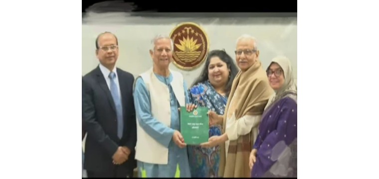 নির্বাচন সংস্কারের প্রধান বদরুল আলম মজুমদার প্রধান উপদেষ্টার কাছে সংস্কারের ফাইল জমা
