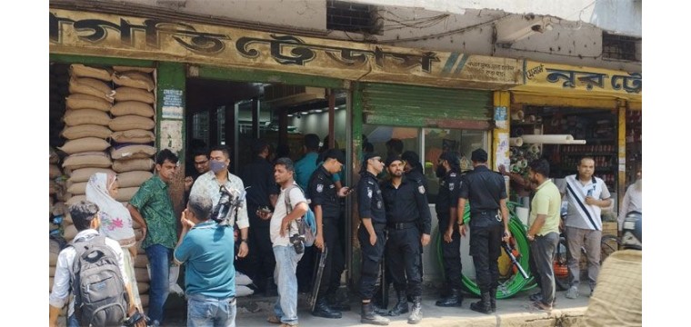 বটতলাহাটে প্লাস্টিক ব্যাগ ব্যবহার করায় মোবাইল কোর্টের অভিযানে চাল মিলকে জরিমানা