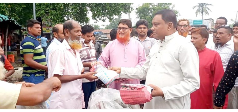গোমস্তাপুরে কাঁদা পানি উপেক্ষা করে বিএনপির উদ্যোগে ৩১ দফা বাস্তবায়নের লক্ষে লিফলেট বিতরণ