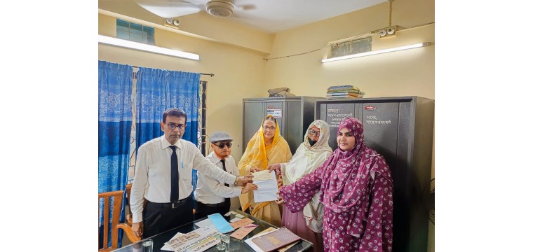 চাঁপাইনবাবগঞ্জে প্রয়াত আইনজীবীর নমিনিদের মধ্যে ২০ লাখ টাকার তহবিলের চেক হস্তান্তর