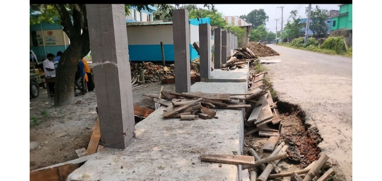 নাচোলে কর্মকর্তাদের যোগসাজশ, আর ঠিকাদারের উদাসীনতায় চলছে ড্রেনেজ কাজ