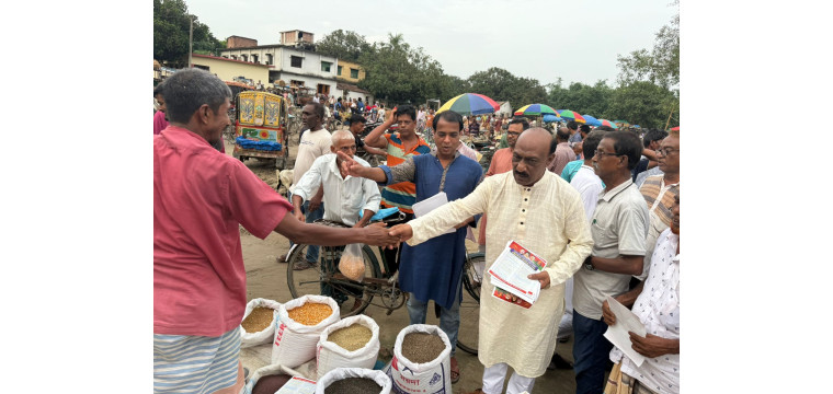 ভোলাহাটে বিএনপির রাষ্ট্র কাঠামো মেরামতের ৩১ দফা দাবীতে লিফলেট বিতরণ 