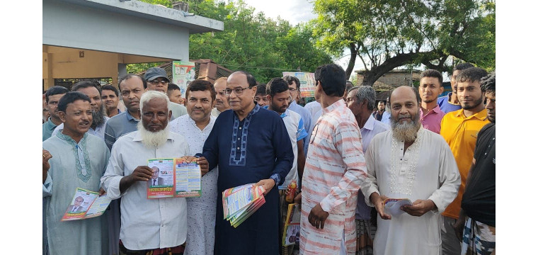 বিএনপির ৩১ দফা বাস্তবায়নের লক্ষ্যে চাঁপাইনবাবগঞ্জে লিফলেট বিতরণ