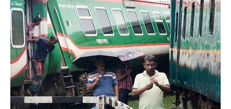 লালমনিরহাটে দুই ট্রেনের মুখোমুখি সংঘর্ষ