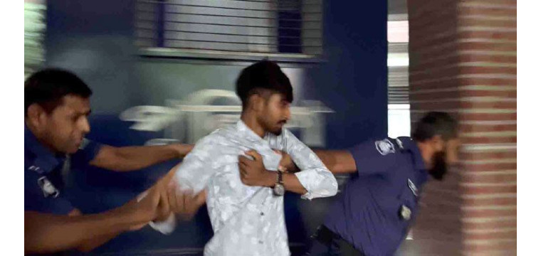 চাঁপাইনবাবগঞ্জ আদালত আ’লীগ নেতাদের ডিম নিক্ষেপ করতে এসে পুলিশ হেফাজতে ছাত্রদল নেতা