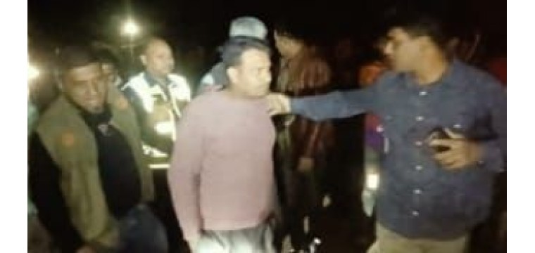 চাঁপাইনবাবগঞ্জে ছিনতাইয়ের অভিযোগে পুলিশ কর্মকর্তা জনতার হাতে আটক