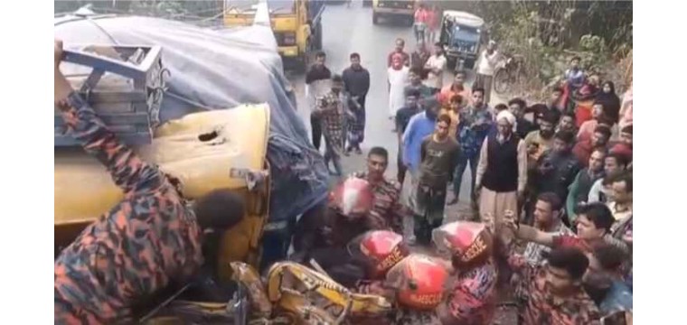 চাঁপাইনবাবগঞ্জে দুই ট্রাকের মুখোমুখি সংঘর্ষে নিহত ১