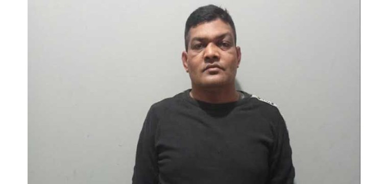 চাঁপাইনবাবগঞ্জে ভূয়া ডিবি পরিচয়ে ছিনতাইকালে পাবলিকের গণধোলাই 