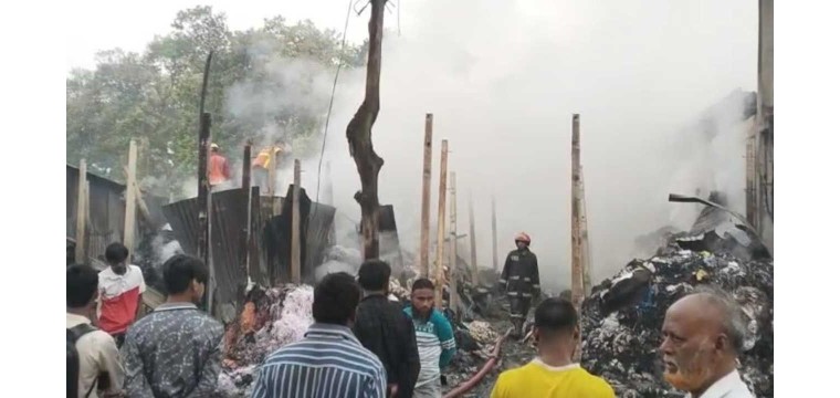 গাজীপুরে আগুনে পুড়েছে তিনটি ঝুট গুদাম, ক্ষয়ক্ষতি পরিমাণ ব্যাপক