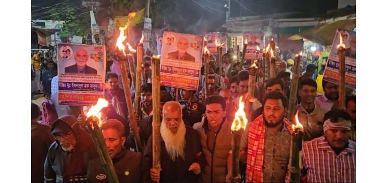 চাঁপাইনবাবগঞ্জ-২ আসনে বিএনপি প্রার্থী পরিবর্তনের দাবিতে মশাল মিছিল 