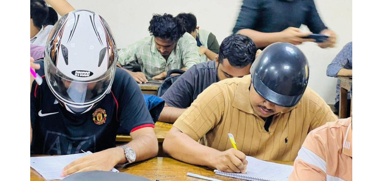 নিরাপত্তা শঙ্কায় হেলমেট পরে পরীক্ষার হলে জবি শিক্ষার্থীরা