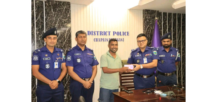 চাঁপাইনবাবগঞ্জে উদ্ধারকৃত ১৪টি মোবাইল ফোন মালিকদের নিকট হস্তান্তর
