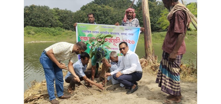 রানীহাটি পাড়দিয়ার গুচ্ছগ্রামে সামাজিক বনায়ন কর্মসূচির আওতায় বৃক্ষরোপণ করেন মোখলেছুর রহমান