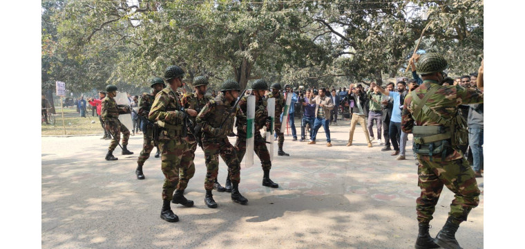 চাঁপাইনবাবগঞ্জে নির্বাচন বানচালের অপচেষ্টা প্রতিহতে যৌথ বাহিনীর মহড়া অনুষ্ঠিত